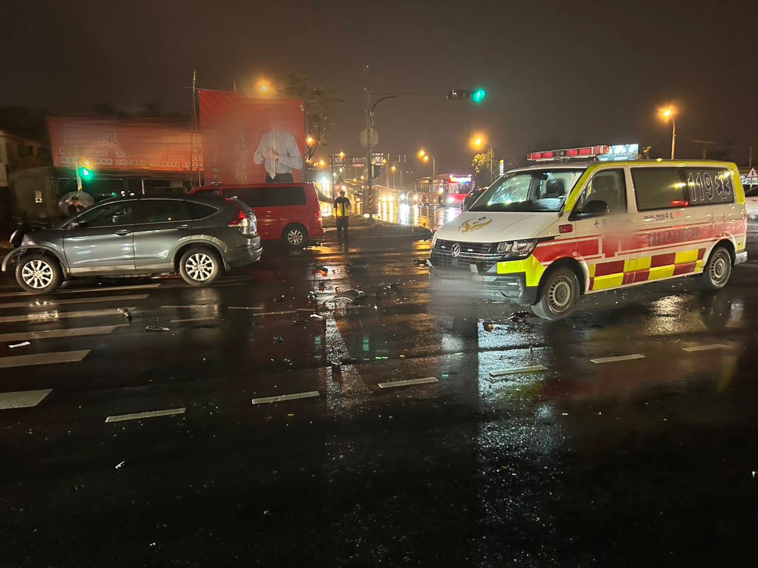 宜蘭縣冬山鄉冬山路三段一帶，昨（28）日晚間18時許發生1起驚險的救護車碰撞意外。