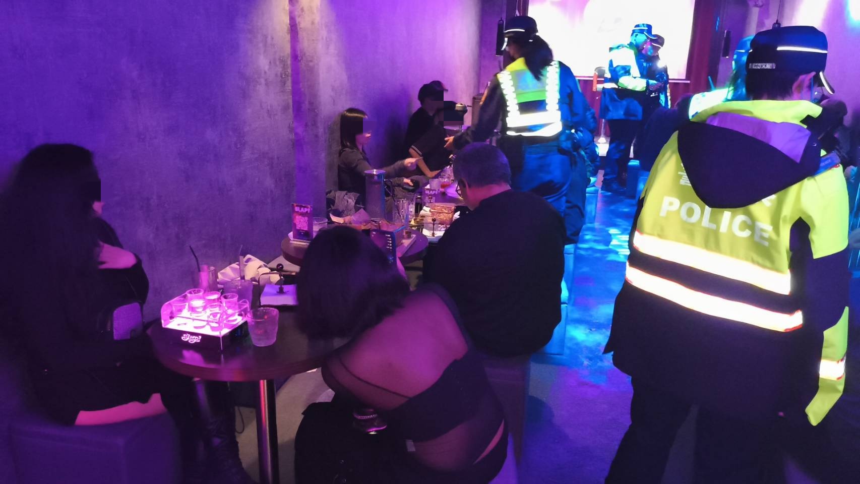 中壢警分局本週（24日至30日）動員逾100名警力，結合桃警團隊刑事、保安、交通大隊及外事科，針對轄內青少年易聚集處所執行「雷霆除暴」專案勤務。