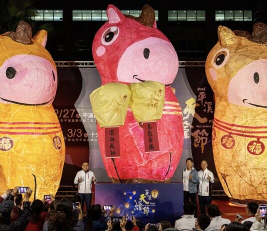 2026平溪天燈節開跑!侯友宜攜手陳彥博點燈 3 盞 20 呎巨型馬年天燈驚艷亮相