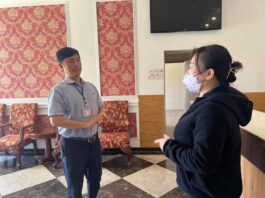 ▲外展人員訪視阿芳的工作狀況。