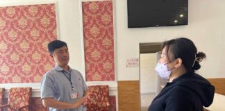 ▲外展人員訪視阿芳的工作狀況。