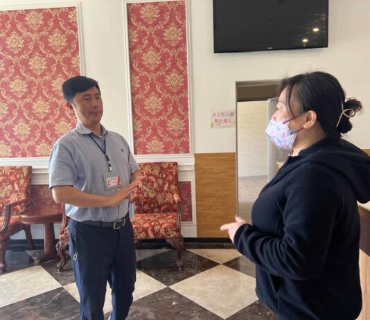 ▲外展人員訪視阿芳的工作狀況。