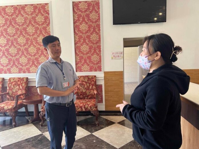 ▲外展人員訪視阿芳的工作狀況。