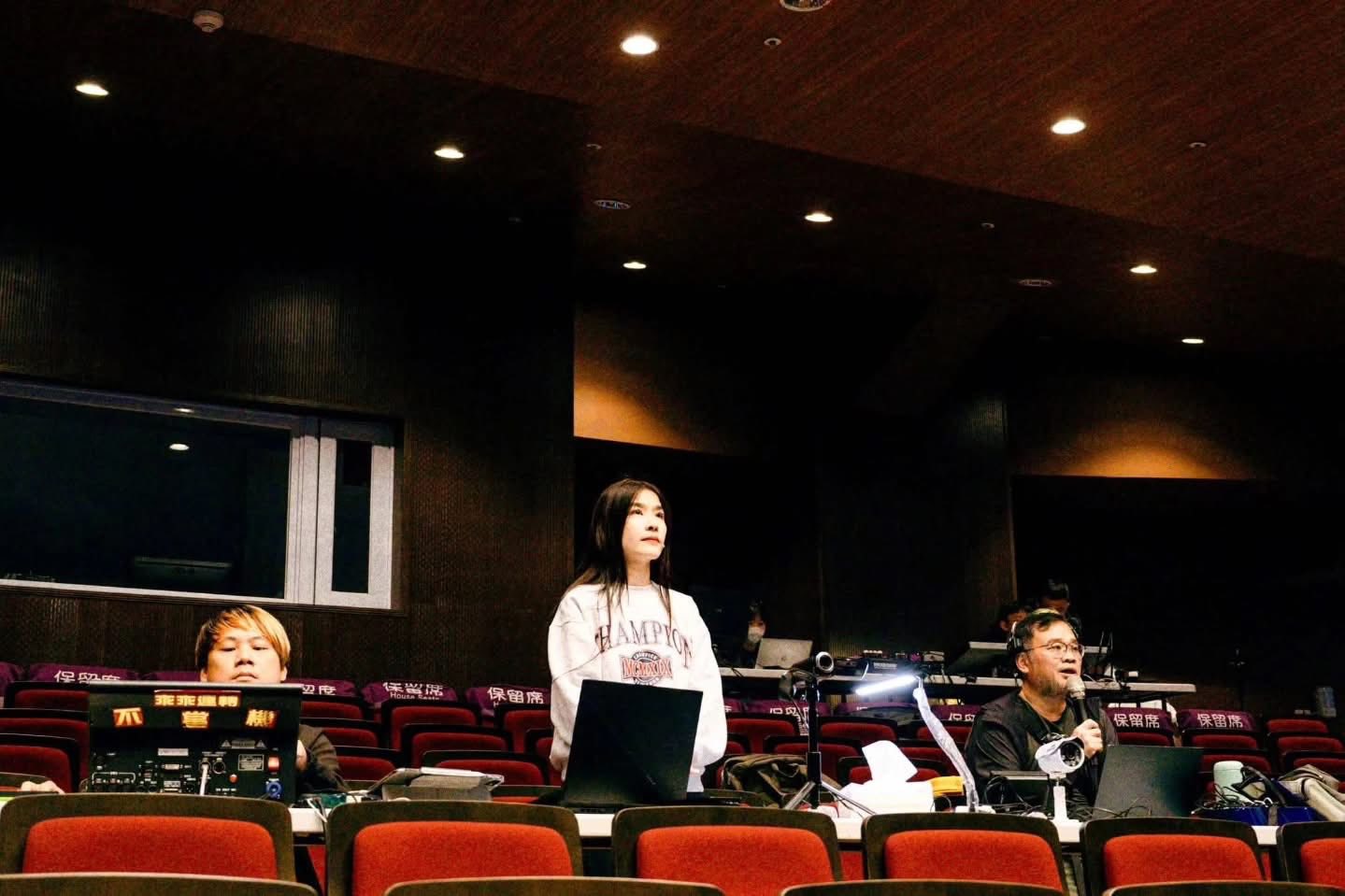 小嫻發文表示母親離世,是舞台生涯最艱難的時刻。(圖/翻攝小嫻臉書)