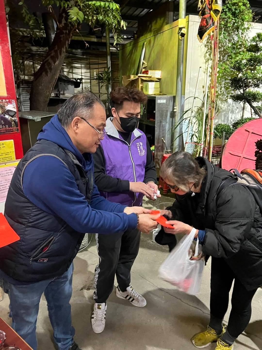 普聖宮志工於年節前關懷弱勢群族，親手送上祝福與心意，讓被照顧者在互動中感受到尊重與溫暖。