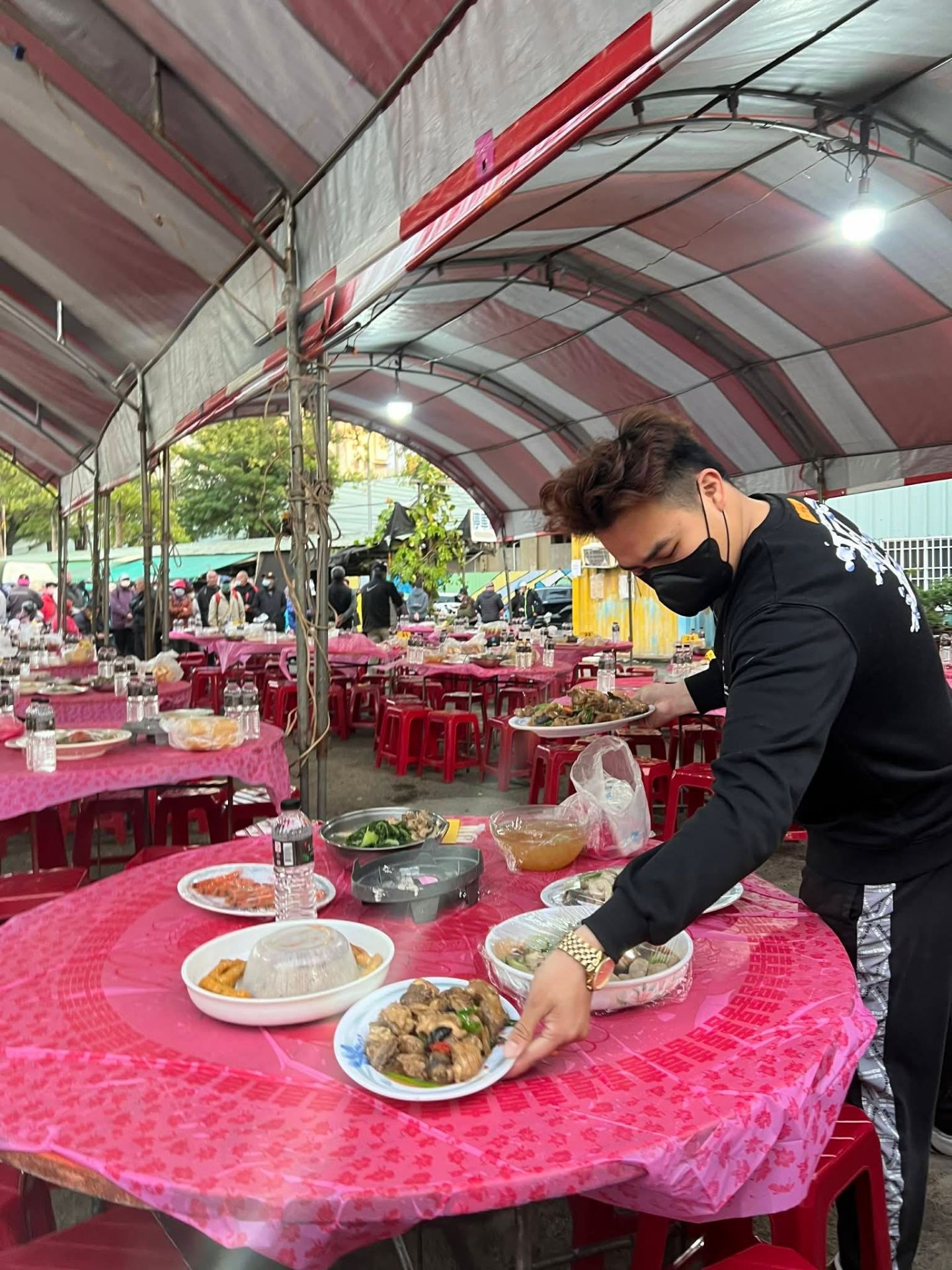志工提前準備圍爐餐點，為除夕夜的愛心饗宴做足準備，盼讓弱勢群族與獨居長者吃上一頓溫暖的年夜飯。