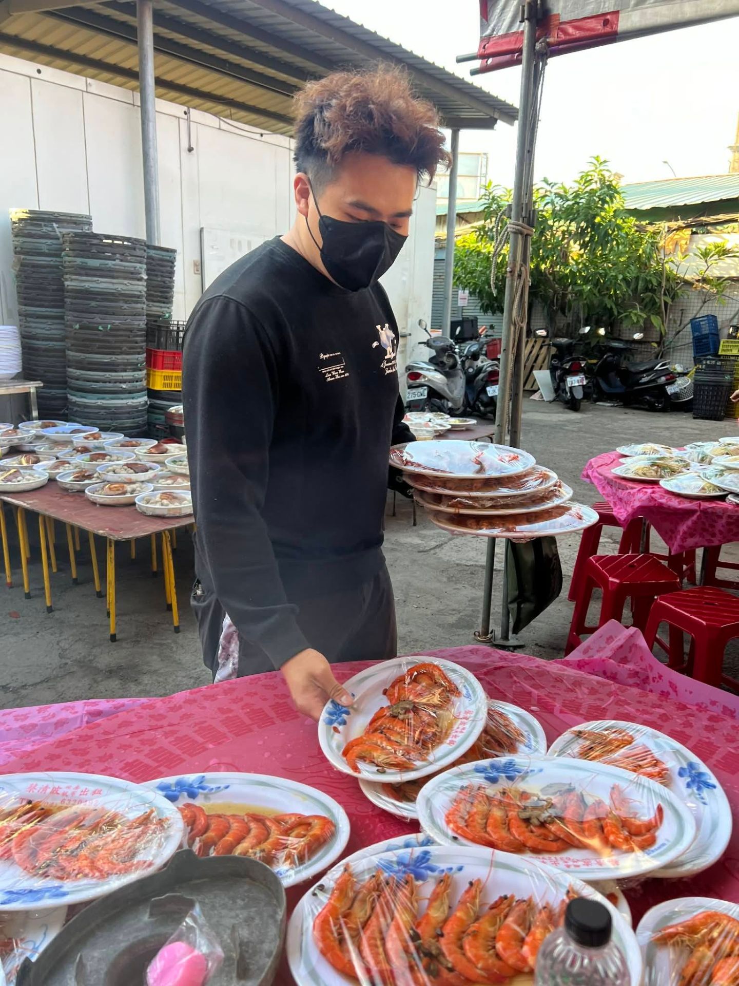 志工提前準備圍爐餐點，為除夕夜的愛心饗宴做足準備，盼讓弱勢群族與獨居長者吃上一頓溫暖的年夜飯。