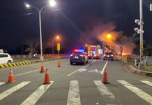 員警勤務中遇火燒車 情況危急英勇警救援駕駛