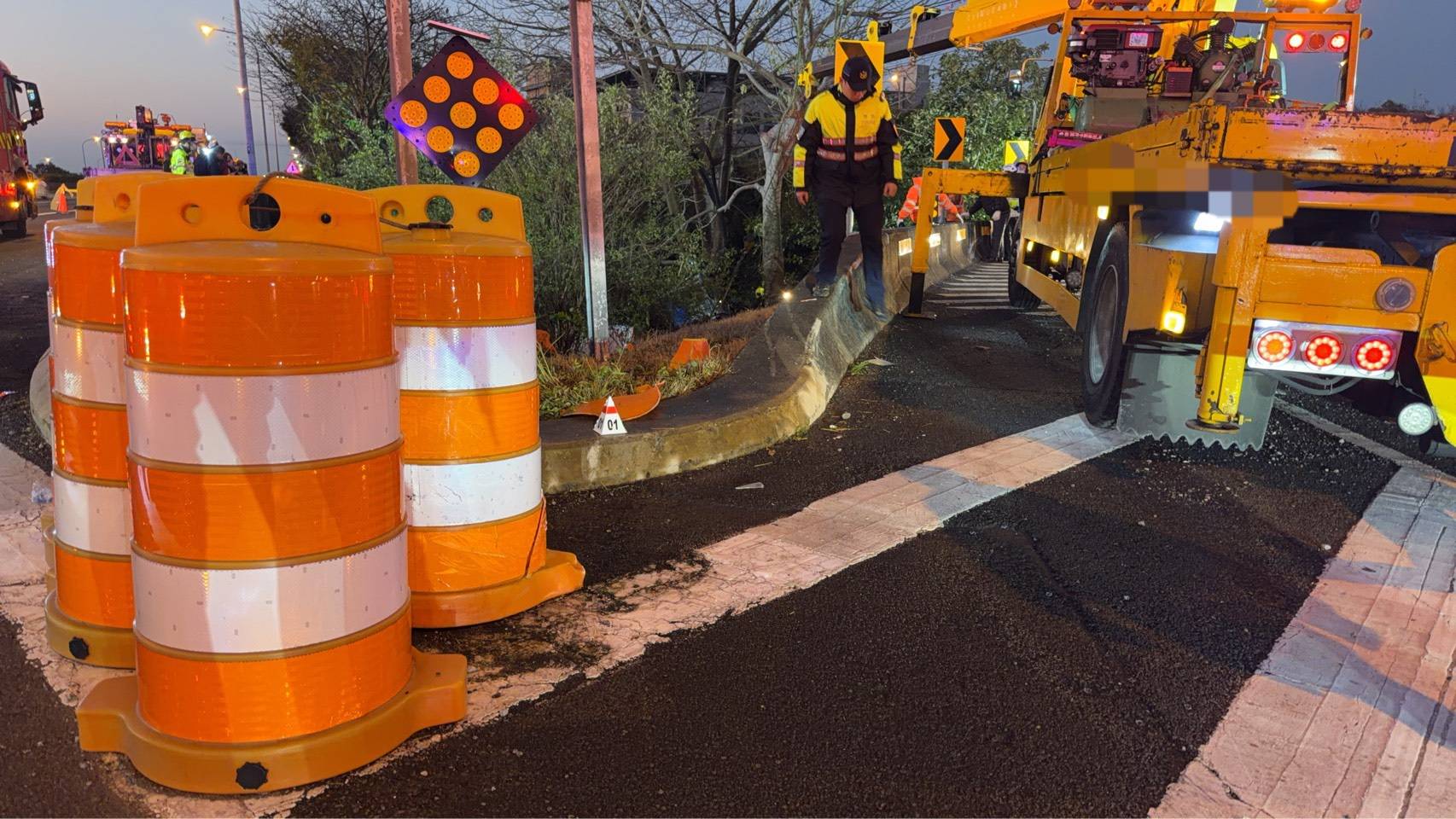 國道1號南向豐原路段清晨發生重大車禍,警方於現場設置交通錐與警示標誌,進行事故處理與安全管制。