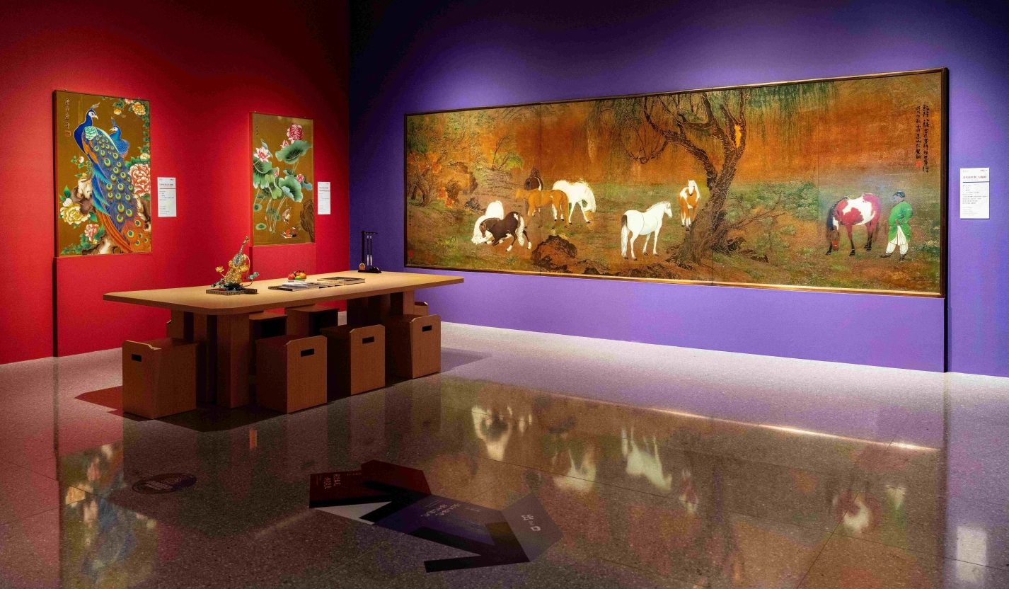 朱炳仁大師的一雙巧手，完美實現廣闊思海裡的無限創意，轉化堅硬的銅為一幅幅引人入勝的壁畫，例如圖中六米長的「八駿圖」，以灼灼光華照見傳統新生，以錚錚風骨回應時代叩問。