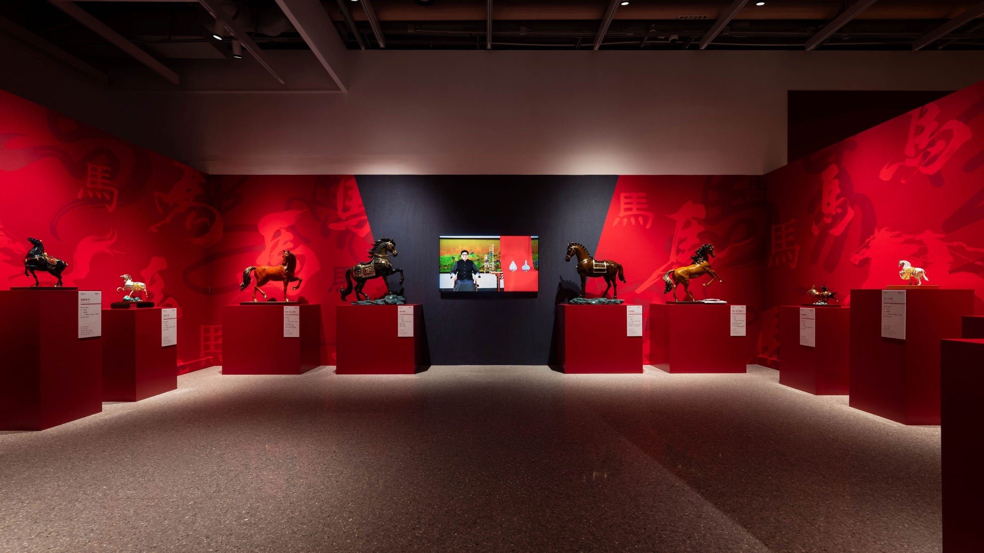 朱炳仁大師以鑄造塑形，獨創高溫釉彩工藝，以礦物釉料反復施塗、高溫燒制，使馬身色澤絢爛，靈動璀璨，金鞍映日，赤鬃生風。