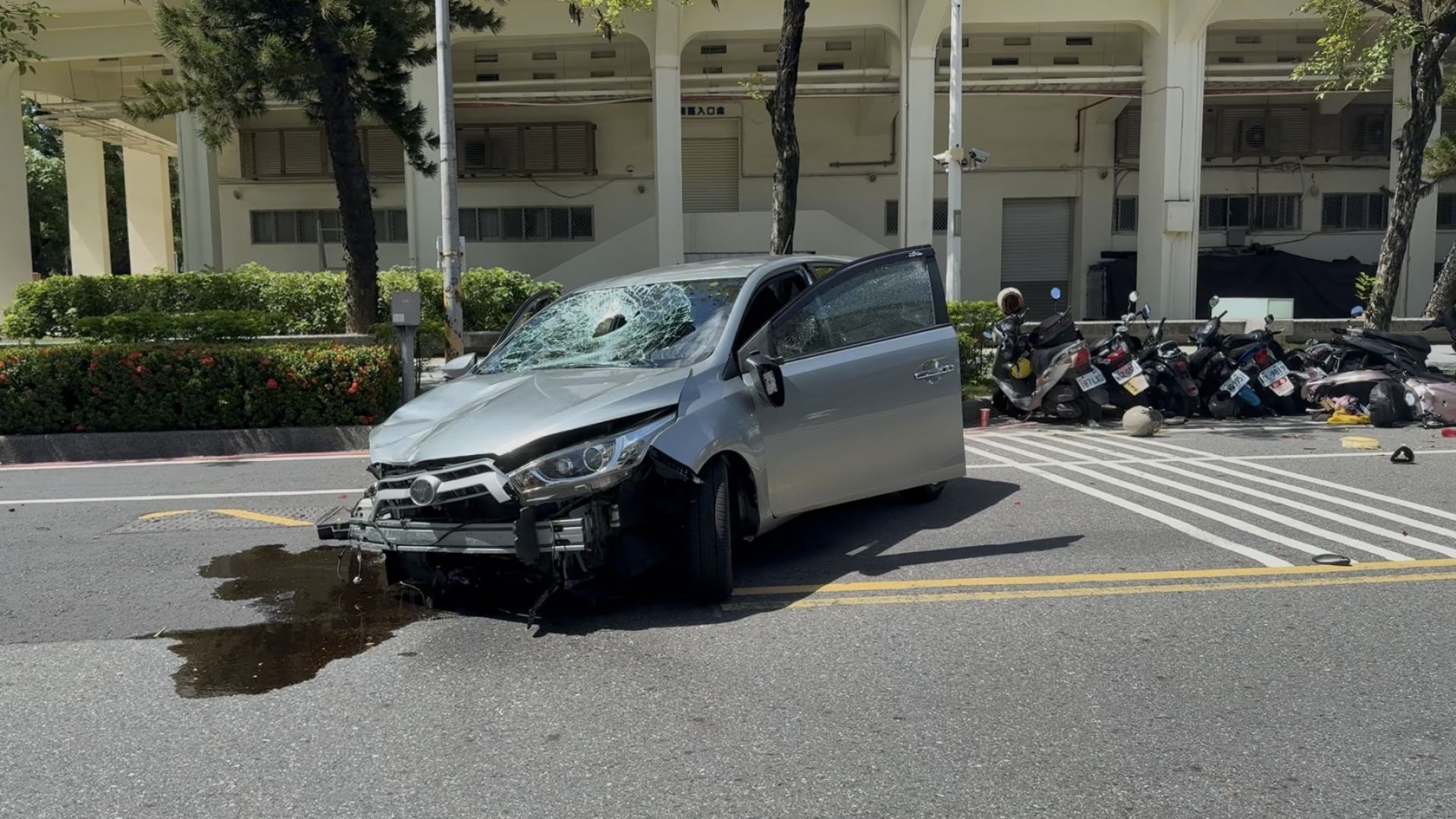 ▲暴衝闖紅燈撞29車！台南單車翁噴飛「摔引擎蓋」不治 79歲老婦下場曝（圖／記者王俊勝 攝；未經授權請勿翻攝）