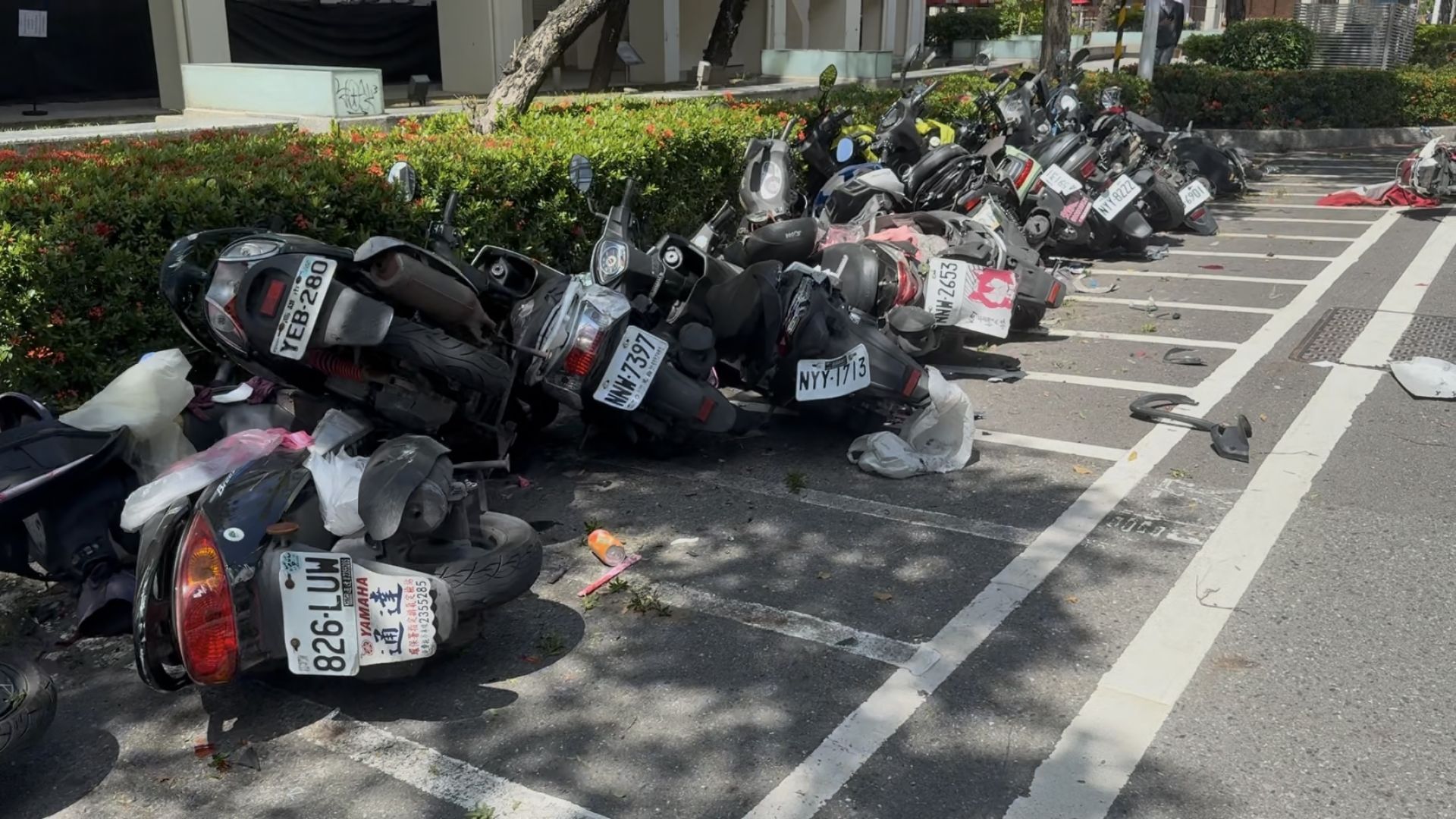 ▲一旁29台機車慘遭撞倒（圖／記者王俊勝 攝；未經授權請勿翻攝）