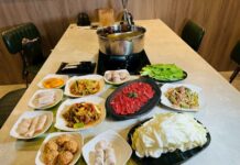 台中「牛境溫體牛涮涮鍋」有濃郁香醇的紅燒及香麻帶勁的麻辣，兩種風味以鴛鴦鍋方式呈現，還有多種風味熱炒，跳脫一般純吃鍋的單調感。(圖/記者林均和攝)