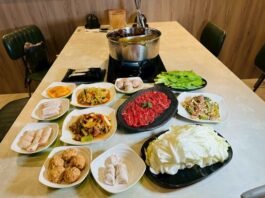 台中「牛境溫體牛涮涮鍋」有濃郁香醇的紅燒及香麻帶勁的麻辣，兩種風味以鴛鴦鍋方式呈現，還有多種風味熱炒，跳脫一般純吃鍋的單調感。(圖/記者林均和攝)