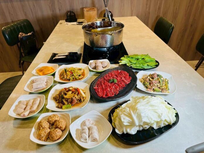 台中「牛境溫體牛涮涮鍋」有濃郁香醇的紅燒及香麻帶勁的麻辣，兩種風味以鴛鴦鍋方式呈現，還有多種風味熱炒，跳脫一般純吃鍋的單調感。(圖/記者林均和攝)