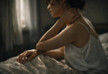 「肩頸痠痛怎麼減痛?『一覺醒來更痛』多半不是睡姿,常是這 3 件事」