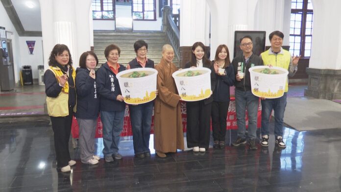 法寶寺激勵竹市府團隊 暖贈400杯臘八粥