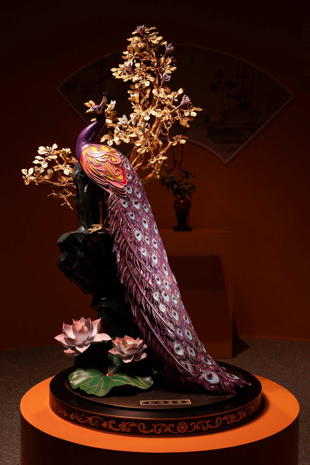 朱大師對瑞鳥孔雀亦有獨到的喜愛，是次展覽其中一套展品特別為「銀河藝萃」創作：肅立的孔雀烱烱有神，直看前方，猶如展望更美好的未來。