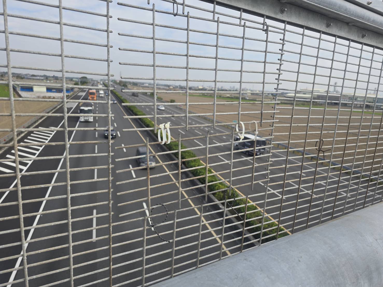 國道1號246.1公里跨越橋上鐵絲網出現缺口,引發民眾質疑是否為警方取締違規而破壞公物;第四公路警察大隊澄清,該處為配合科技執法設置的「活動式缺口」,勤務結束後即復位,不影響整體防護功能。