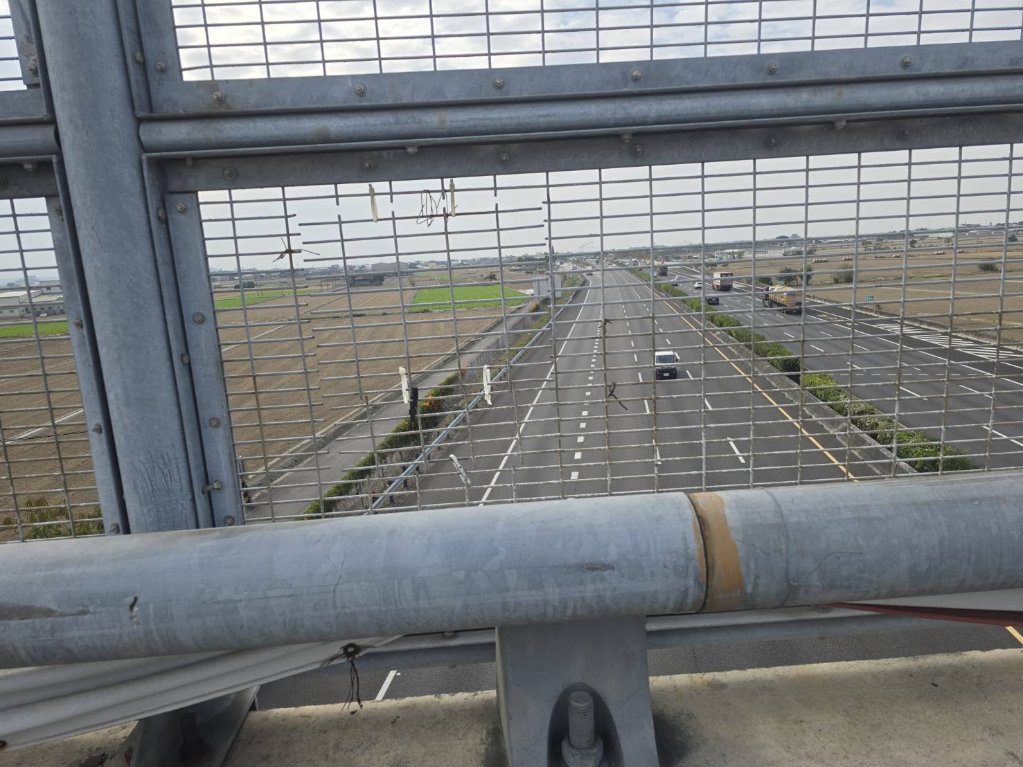 國道1號246.1公里跨越橋為科技執法制高點,警方不定時於該處執行科技執法勤務,針對超速、慢速車占用內側車道及未保持安全距離等高風險違規行為進行取締,以維護高速公路行車安全。