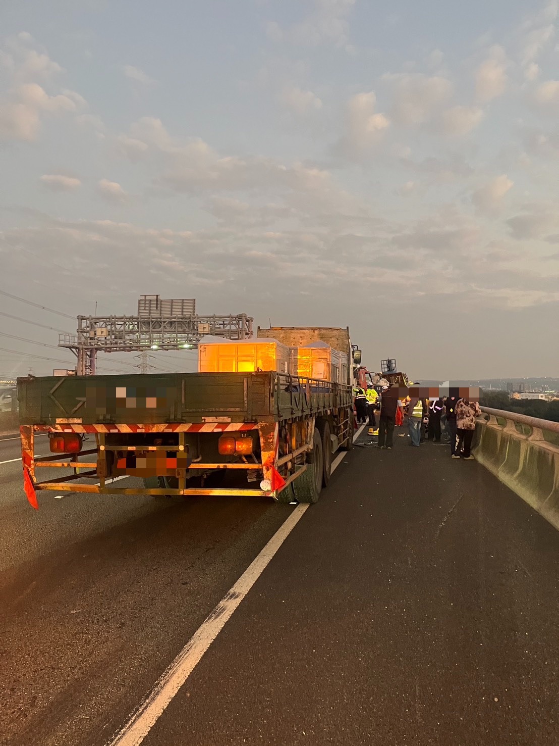 事故現場一度造成車流回堵，警方及相關單位加緊排除事故恢復通行。