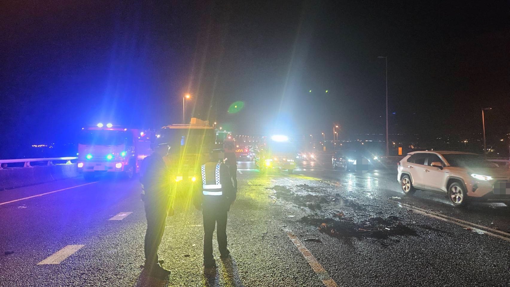 夜間國道3號霧峰系統路段發生5車追撞事故，警方與消防人員到場處理，其中2輛車起火燃燒，所幸火勢迅速撲滅，事故未再擴大。（圖／讀者提供）