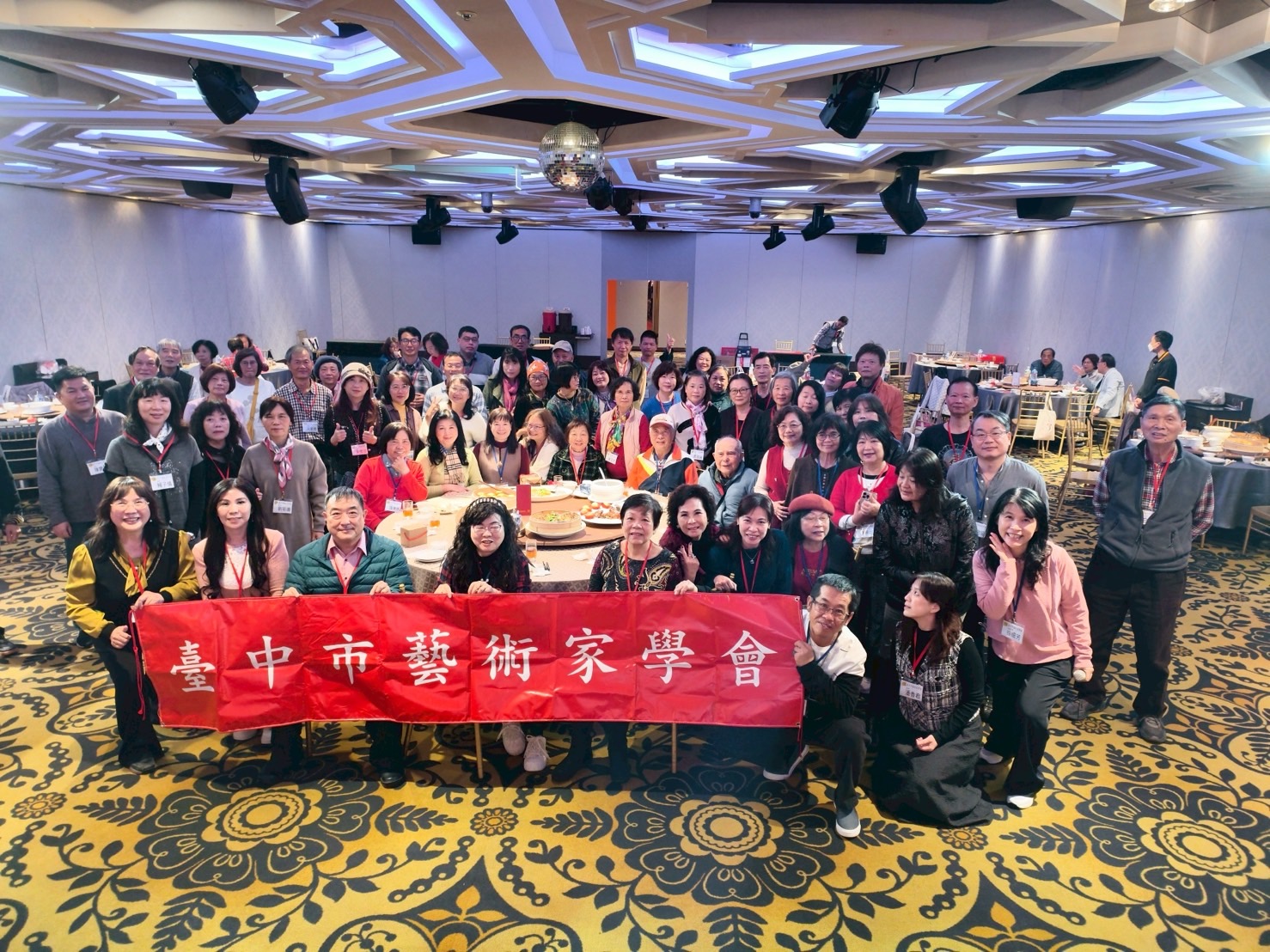 臺中市藝術家學會第十二屆第一次會員大會圓滿舉行,來自各領域的會員藝術家齊聚一堂合影,展現臺中藝文界高度凝聚力與創作能量。