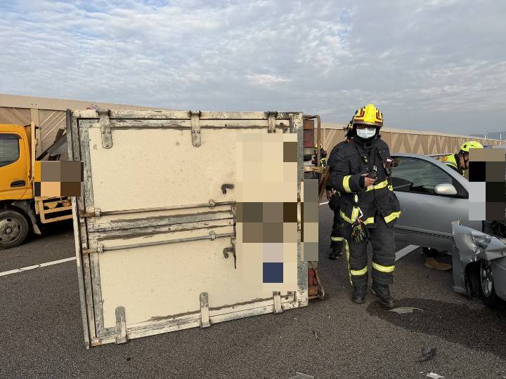 國道4號西向台中神岡路段發生A2交通事故,一輛自小貨車行駛路肩時,碰撞施工預警車後翻覆,車體橫倒路面,造成車流受阻。