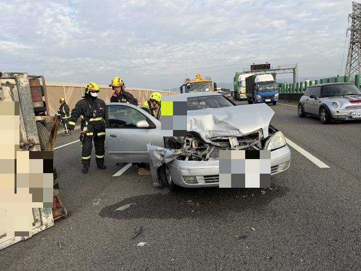 自小客車疑因剎車不及追撞肇事自小貨車,車頭嚴重毀損,消防人員到場協助傷者脫困並進行現場警戒。