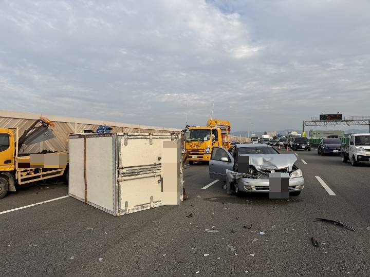 事故現場散落大量零件與施工設備,警消及拖吊人員於現場處理,事故於下午4時50分排除,恢復全線通車。