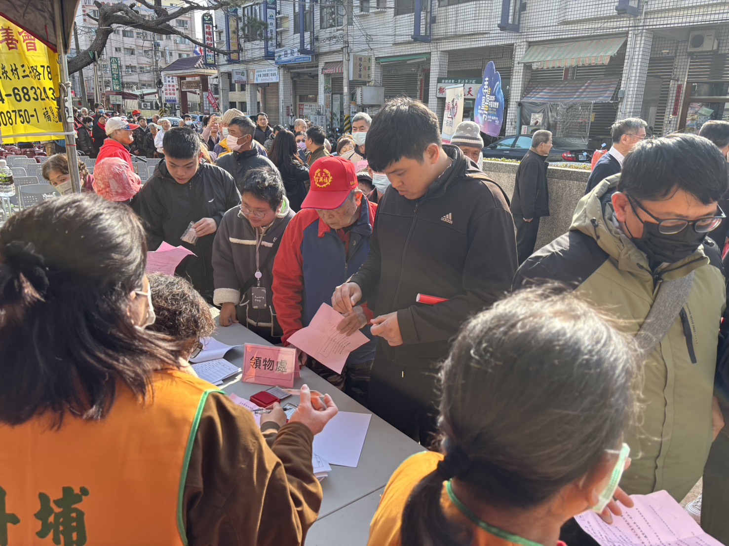 外埔區聯合物資發放活動吸引不少民眾前來，現場依序領取物資，在志工引導下秩序井然，展現社區互助的溫暖力量。