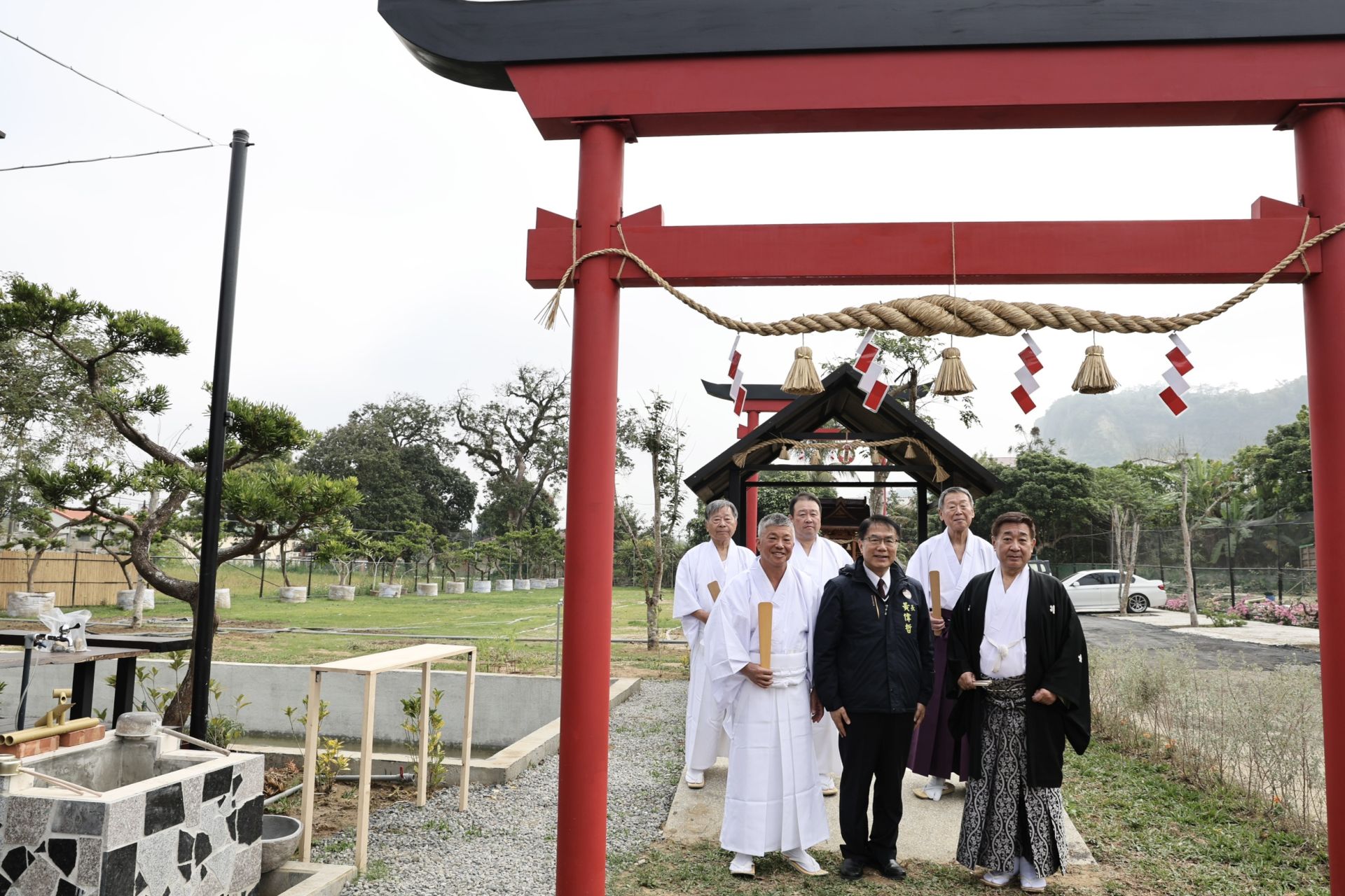 ▲▼玉井輪樂摩托車神社入魂儀式曁開幕典禮，黃偉哲與日本神道扶桑教管長宍野史生、日本摩托車協會理事長吉田純一及日方重量級神職人員一同合影留念。（圖／記者王俊勝 翻攝）2