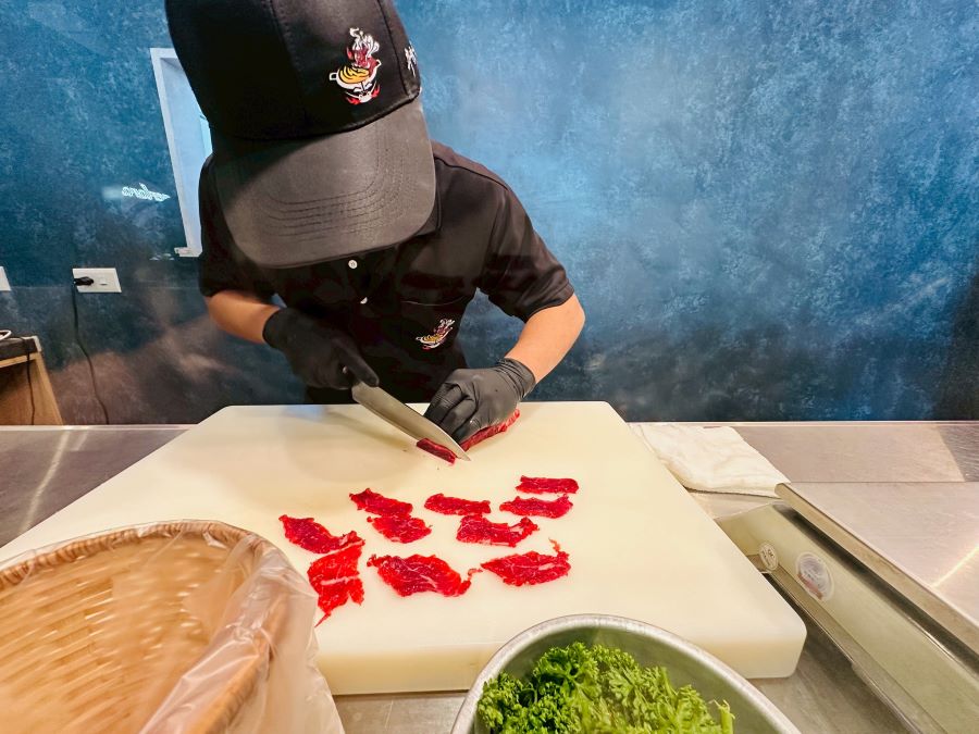 台中市崇德十路新開一家「牛境溫體牛涮涮鍋」強調新鮮直送的溫體牛，呈現台南牛肉湯風味。(圖/記者林均和攝)