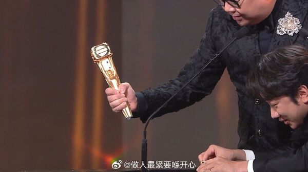 林盛斌得獎時竟敲斷獎盃。（圖／翻攝微博）