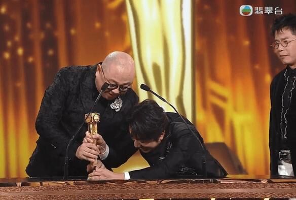 林盛斌得獎時竟敲斷獎盃。（圖／翻攝微博）