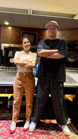 周蕙與製作人冰球樂團主唱王（右）合作。（圖／群石國際提供）