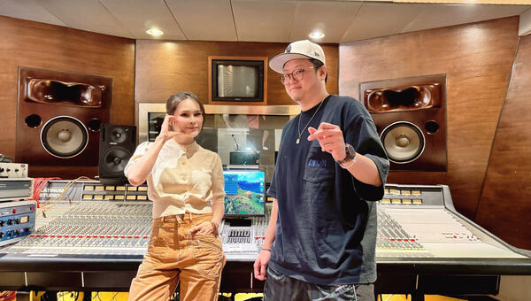 周蕙與製作人冰球樂團主唱王（右）合作。（圖／群石國際提供）