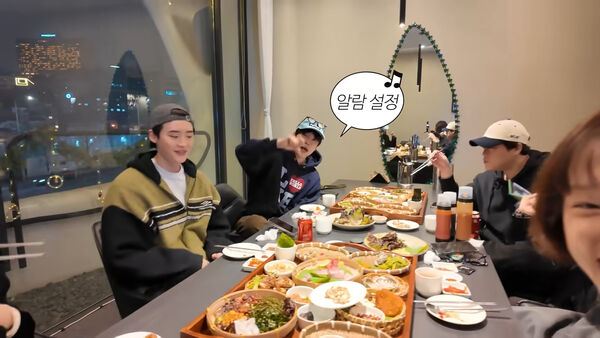 李鐘碩穿著與IU一樣的衣服現身聚餐。（圖／翻攝柳惠英YouTube）