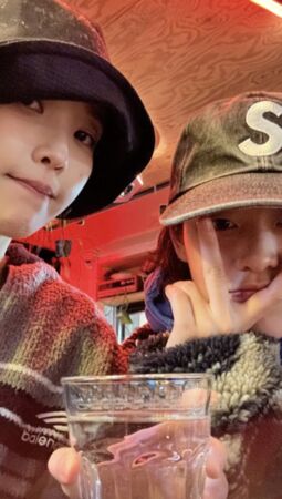 李鐘碩穿著與IU一樣的衣服現身聚餐。（圖／翻攝李妍IG）