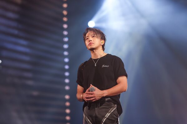 坤達涉閃兵淚灑舞台。（圖／相信音樂提供）