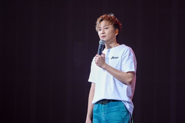 書偉涉閃兵淚灑舞台。（圖／相信音樂提供）