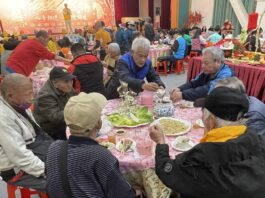 歲末寒冬見真情!新北善悅協會邀 150 位街友圍爐 發紅包、義剪暖心過好年