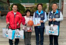 魏嘉賢攜手籃委會主委劉原良 捐贈吉安鄉三校百顆籃球