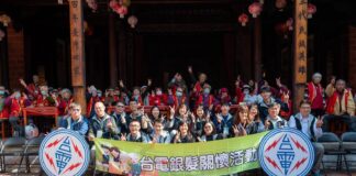 ▲台電台中區處長顏錦義、台中供電區營運處副處長邱文宏及南投區處副處長林玉芳帶領台電逾20位志工攜手華山長輩遊霧峰林家迎馬年。