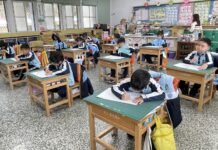 花蓮太平洋燈會「騎」蹟躍上燈飾 學童與民眾共筆畫馬