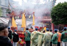 宜蘭八重山西關廟重啟遶境盛典 蘭陽首艘溫府王爺船出巡 百名信眾跟香迎駕