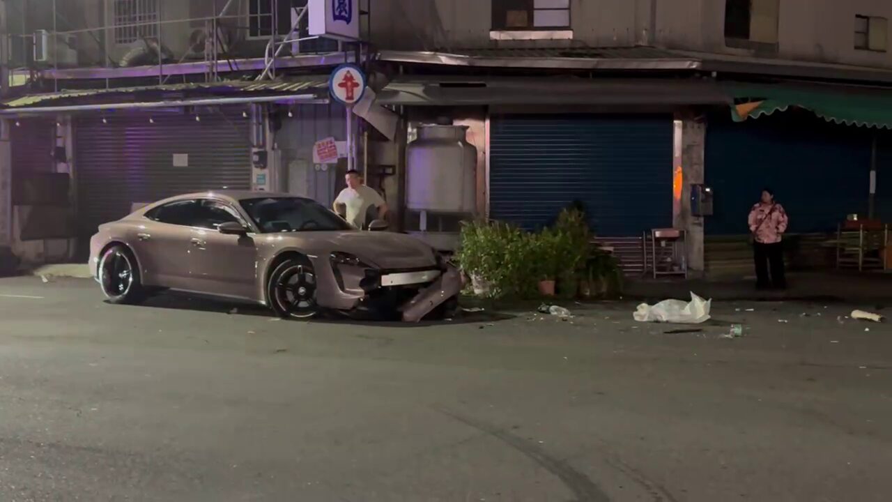 ▲保時捷女駕駛「打保齡球式」連撞7車！衝對向撞小貨車…被推10多公尺 疑酒駕警帶回調查（圖／記者王俊勝 翻攝）