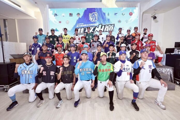 今日記者會現場邀請到114學年度硬式木棒組所有參賽球隊選手代表上台發表今年度各隊的進攻山巔宣言-1024x683-1