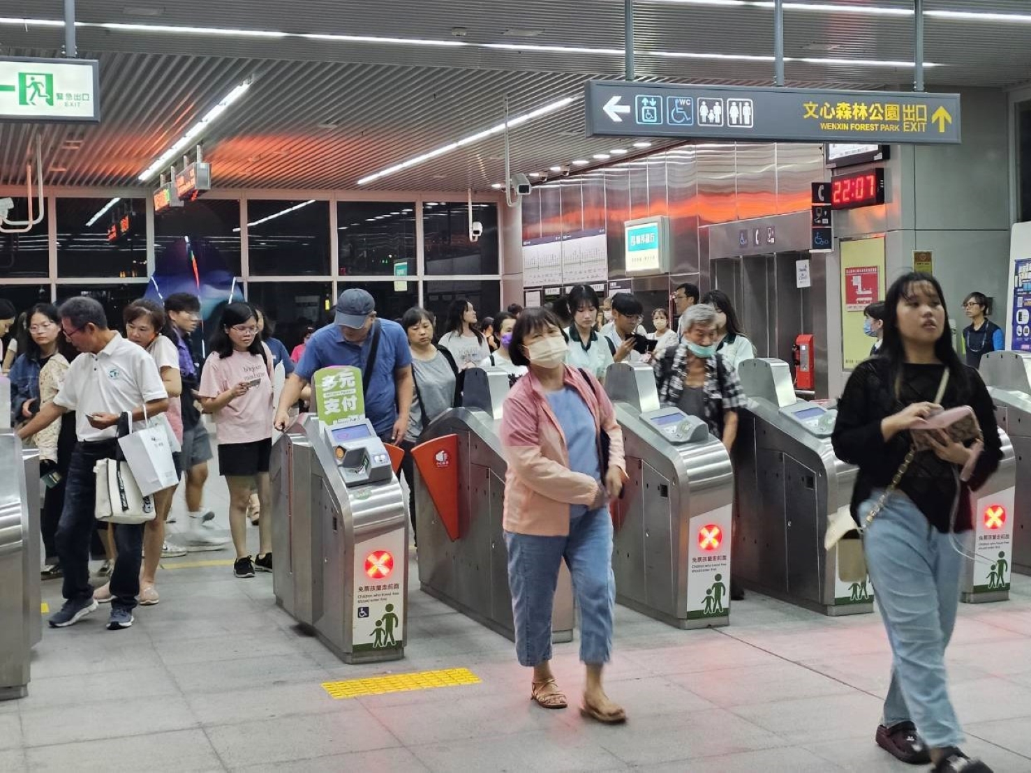 圖說：台中捷運持續精進服務，導入多元支付與 Apple Pay 快速交通卡功能，旅客可使用手機輕鬆感應進出站，提升搭乘便利性與效率。